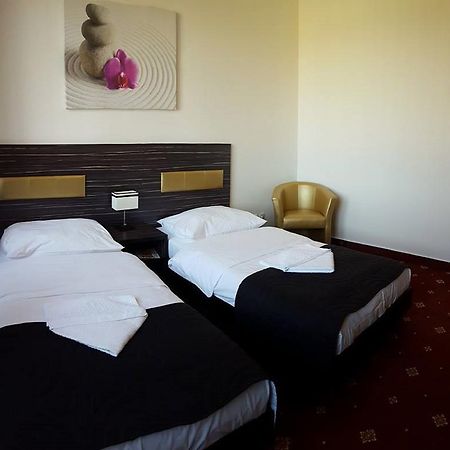 Bruntál Hotel Montenegro מראה חיצוני תמונה