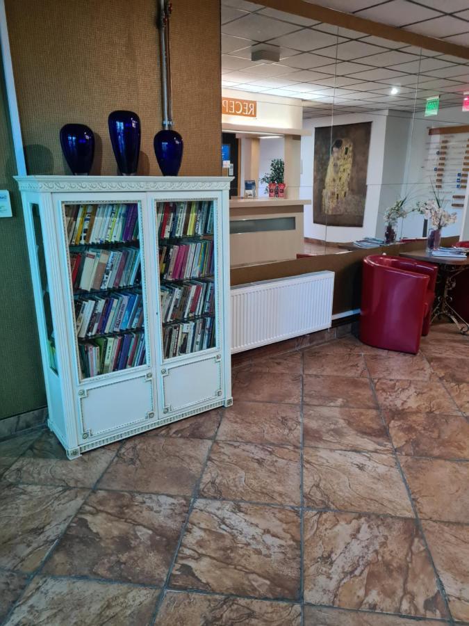 Bruntál Hotel Montenegro מראה חיצוני תמונה