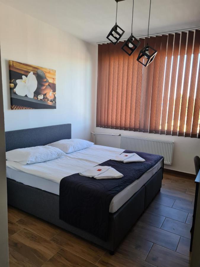 Bruntál Hotel Montenegro מראה חיצוני תמונה