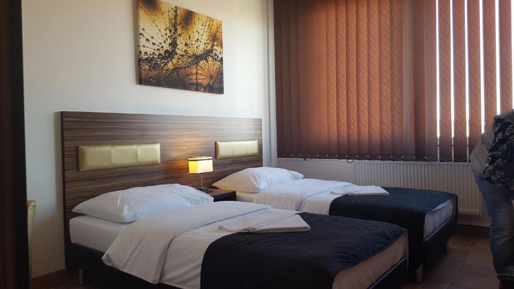Bruntál Hotel Montenegro מראה חיצוני תמונה