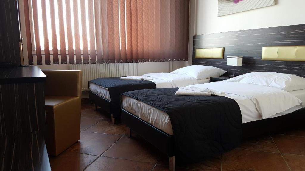 Bruntál Hotel Montenegro מראה חיצוני תמונה