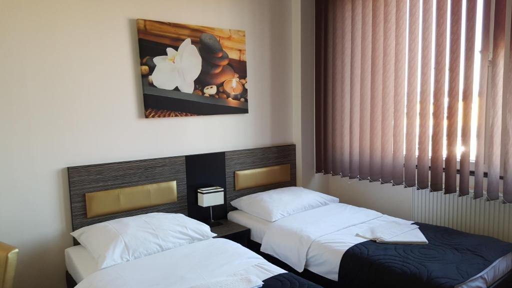 Bruntál Hotel Montenegro מראה חיצוני תמונה