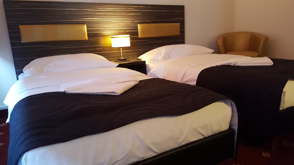 Bruntál Hotel Montenegro מראה חיצוני תמונה