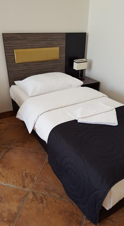 Bruntál Hotel Montenegro מראה חיצוני תמונה