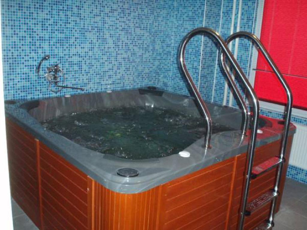Bruntál Hotel Montenegro מראה חיצוני תמונה
